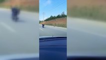 Son dakika gündem: Motosiklet sürücüsünün tehlikeli yolculuğu kameraya yansıdı