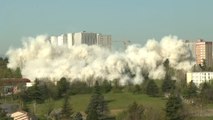 Spectaculaire démolition de la barre HLM Monmousseau près de Lyon