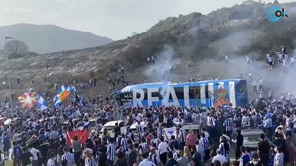 Aficionados de la Real Sociedad despiden al equipo antes de la final de Copa