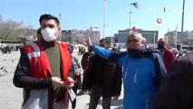 Seyyar satıcılar polisin önünde gazeteciye saldırdı