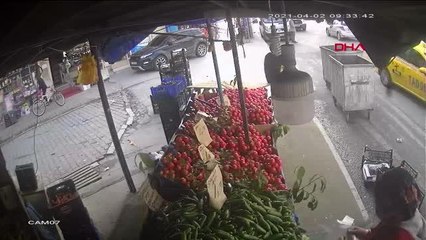 İSTANBUL ESENYURT'TA DEHŞET ANLARI; OTOMOBİL KADINLARA ÇARPIP MANAVA GİRDİ...