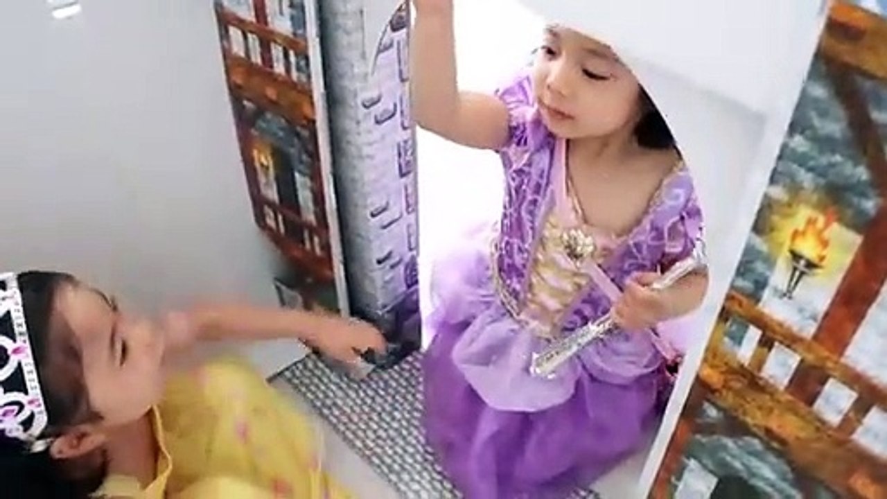 Dragon Ryan vs Princess Emma and Kate for the treasure!!!