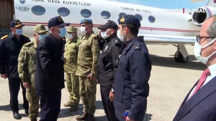 Bakan Akar ve TSK Komuta Kademesi komandolarla bir araya geldi