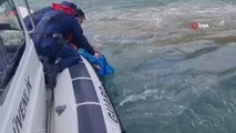 Balıkçı teknesi alabora oldu...Sahil güvenlik ekipleri teknesi batan şahsı böyle kurtardı