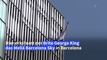 Brite erklimmt Hochhaus in Barcelona