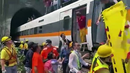 Acidente ferroviário mata mais de 40 em Taiwan