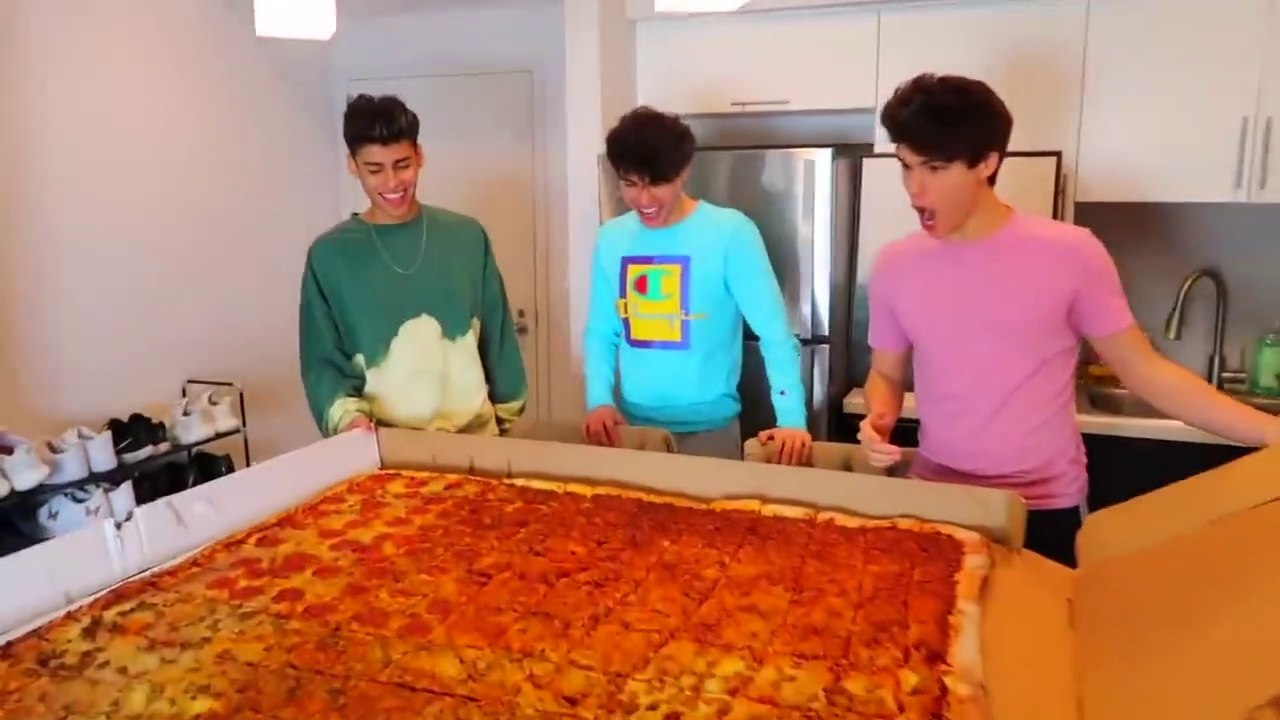 EATING THE WORLD'S LARGEST PIZZA!!