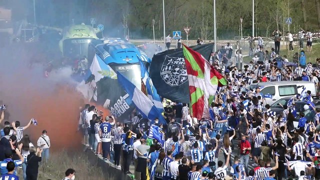 Miles de aficionados despiden a la Real Sociedad sin respetar distancia social