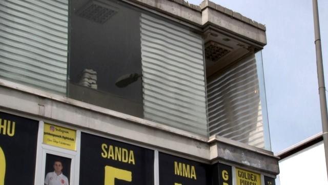 Çocuğunu okula götüren kadının başına 2'nci kattan cam düştü