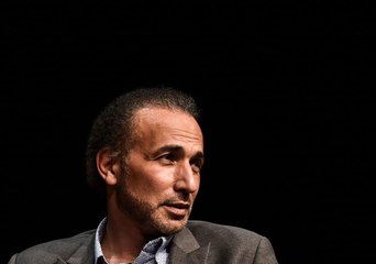 “Vous avez colonisé nos cultures, nos pays” : le prédicateur islamiste Tariq Ramadan se lance dans le slam décolonial