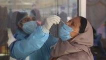 India inocula récord de 4,3 millones de dosis mientras impone restricciones