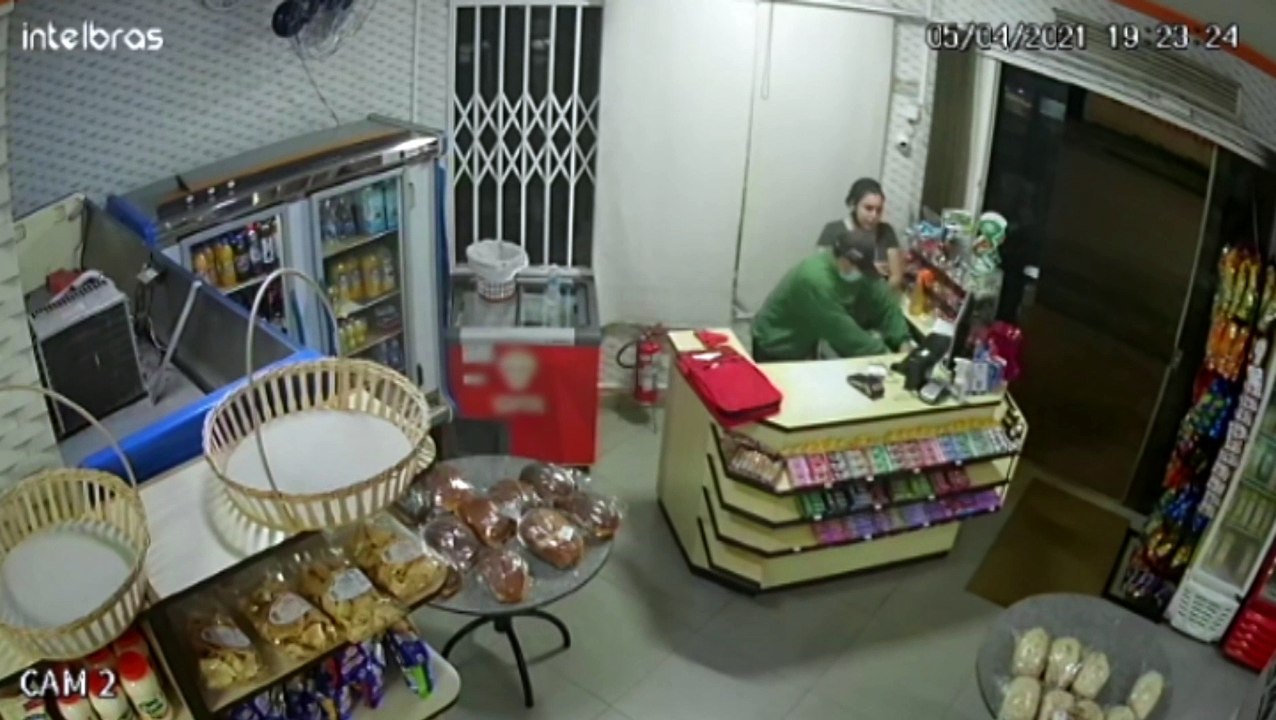 Vídeo: Ladrão realiza assalto em panificadora e...