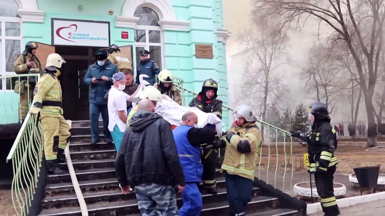 Cirujanos rusos operan en  medio de un incendio