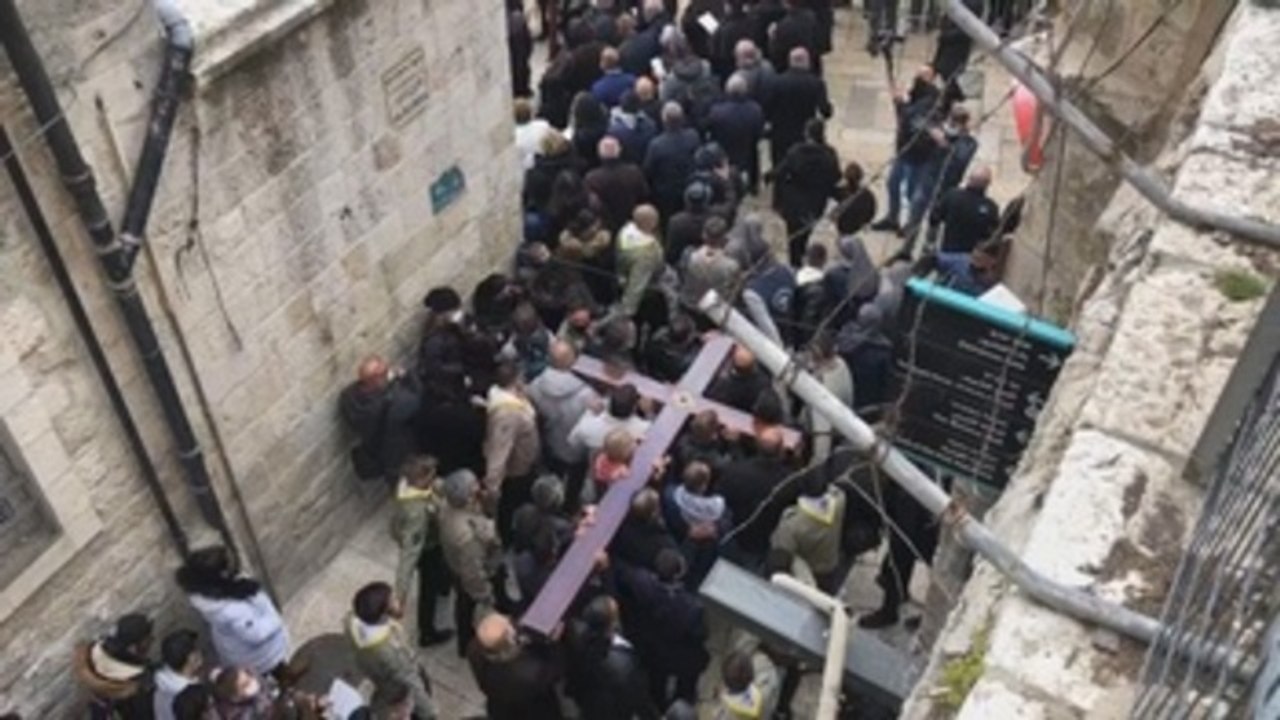 Un vía crucis concurrido conmueve a una Jerusalén apagada por la pandemia