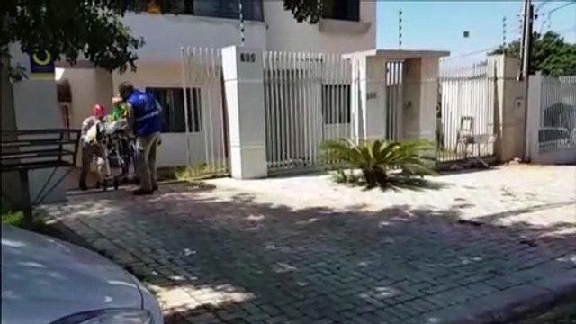 Homem tem suspeita de fratura no pé ao cair de escada em imóvel no Bairro Neva; Siate prestou atendimentos