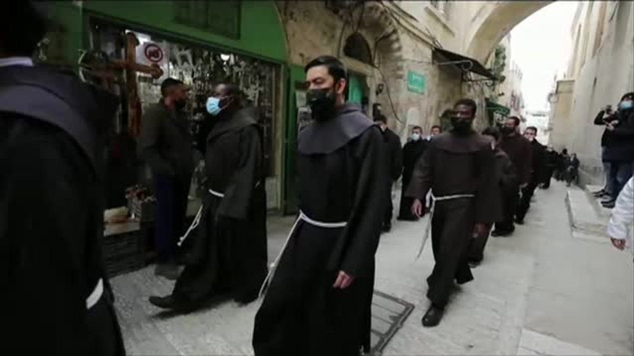 Cientos de fieles llenan las calles de Jerusalén con motivo del Vía Crucis