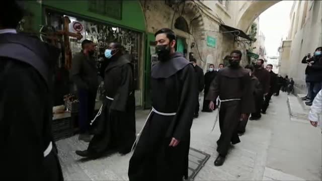 Cientos de fieles llenan las calles de Jerusalén con motivo del Vía Crucis