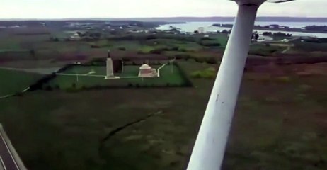 Un conducteur coupe la route d'un avion qui atterrit