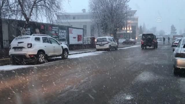 Ardahan, nisan ayında yağan karla beyaza büründü