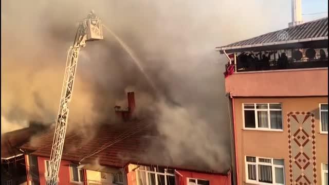 Son dakika haber: 6 katlı binanın çatısında çıkan yangında 2 kişi dumandan etkilendi