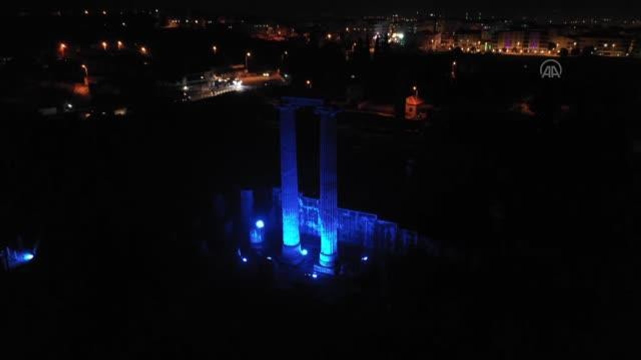 Apollon Tapınağı otizme dikkat çekmek için mavi renkte ışıklandırıldı