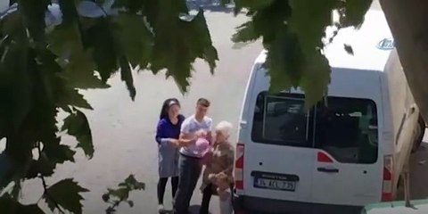 Tartıştığı karısına çocuğun gözü önünde bıçak çekti