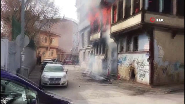 Ateşe verip kayıplara karıştılar.. Metruk bina alev alev yandı