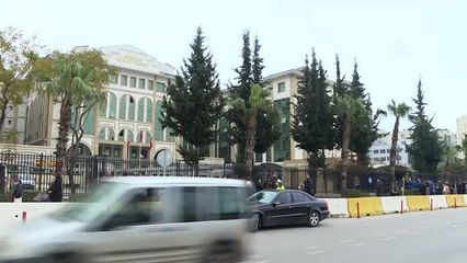 Kendisini kelepçeleyip darbeden eşini öldüren kadının yargılanmasına devam edildi