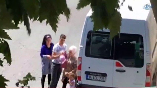 Dehşet anları! Çocuğunun gözü önünde bıçak çekti