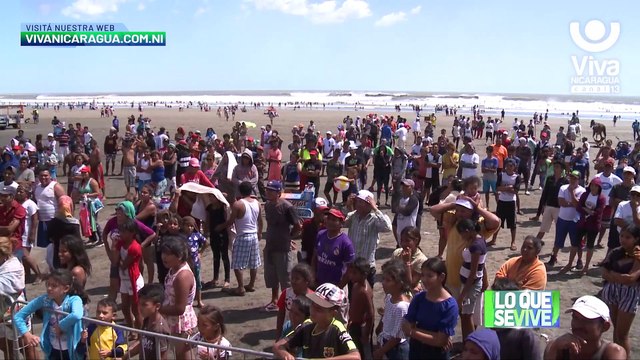 Veraneantes disfrutan de olas, fiesta playera y futbol playa en San Rafael del Sur
