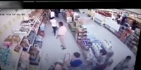 Fren yerine gaza basan kadın markete daldı