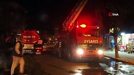 Çatı yangını apartmandakileri sokağa döktü