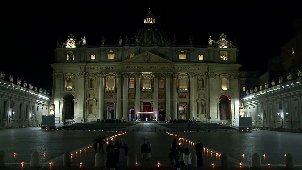 Via-Sacra sem multidão no Vaticano