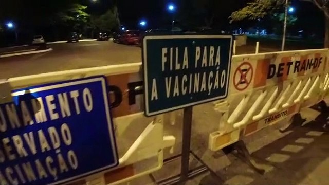 Idosos aguardam em fila para vacinar neste sábado