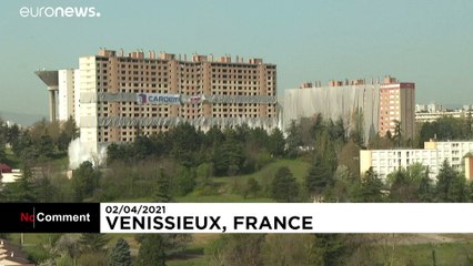 شاهد: تدمير مشروع إسكان كامل في إطار تجديدات عمرانية في فرنسا