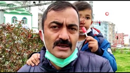 Sokak köpeklerinin saldırısına uğrayan çocuk ölümden kurtuldu