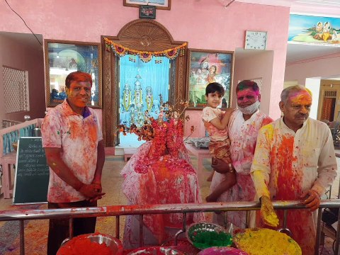 मंडी स्थित श्रीराम मंदिर में प्रभु दरबार में मना फाग महोत्सव, भक्तों ने उड़ाया रंग-गुलाल