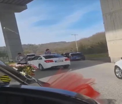 BEYKOZ'DA DÜĞÜN KONVOYUNDA POMPALI TÜFEKLE HAVAYA PEŞ PEŞE ATEŞ AÇTI