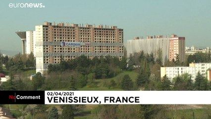 Fransa'da 15 katlı yarım asırlık bina kontrollü yıkımla tarihe karıştı