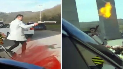 Görüntü İstanbul'un göbeğinden! Yolu trafiğe kapattı, pompalı tüfeği peş peşe ateşledi