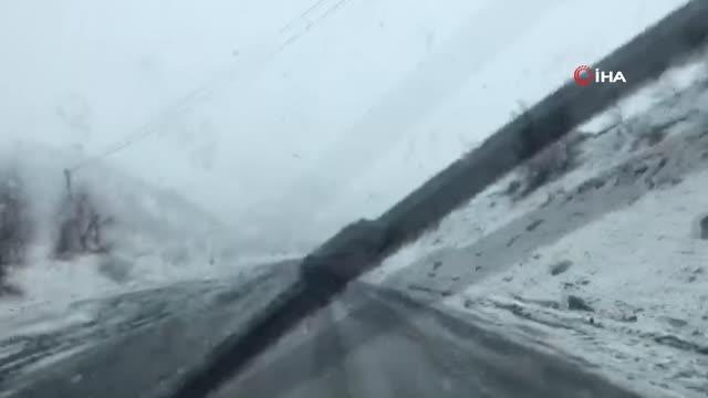 Baharı bekleyen Şırnak'ta kar yağışı etkili oluyor
