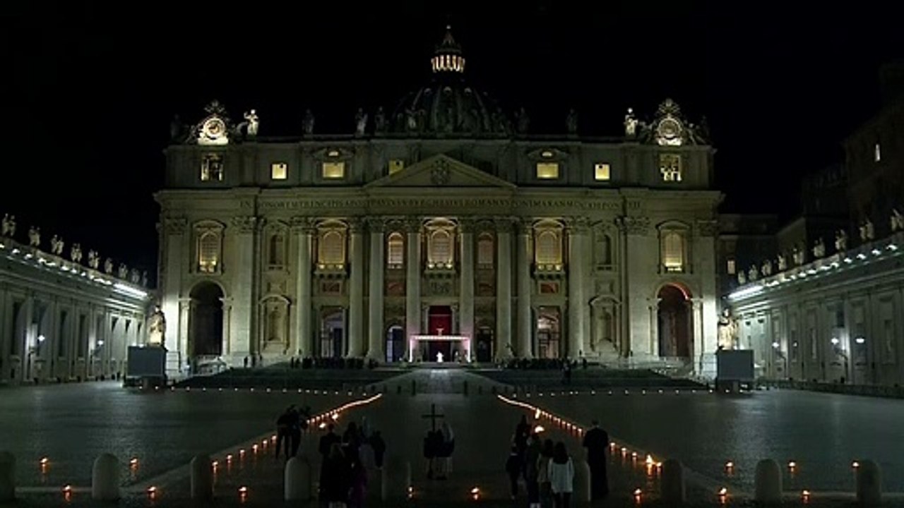 Papst begeht Kreuzwegprozession auf fast menschenleerem Petersplatz