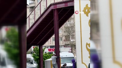 Yaya geçidine tırmandı, yaptığı akrobasi hareketleriyle korkuttu