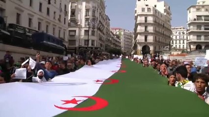 Miles de personas se manifiestan en Argel por la libertad y contra la élite política y militar