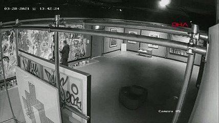 Sanat galerisinde yarım milyon dolarlık tabloyu bu hale getirdiler!