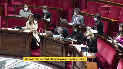 Loi climat : les députés interdisent les avions publicitaires, trop polluants
