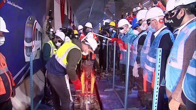Ulaştırma ve Altyapı Bakanı Adil Karaismailoğlu, Sabiha Gökçen Havalimanı Metro Hattı Projesi'nin ilk ray kaynak törenine katıldı.