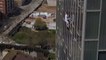 Barcelone: le grimpeur George King escalade un immeuble de 31 étages à mains nues