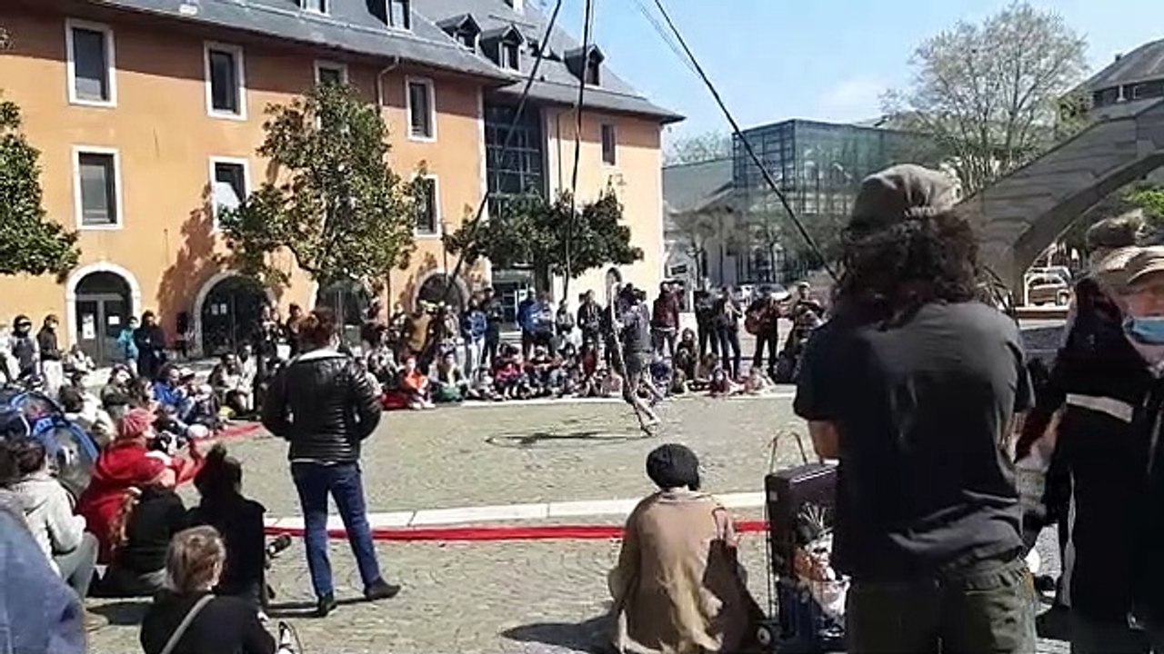 Devant l'Espace Malraux, un spectacle de cerceau-danse, devant une cinquantaine de personnes