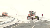 2 bin 885 rakımlı Palandöken Geçidi'nde nisanda yoğun karla mücadele çalışması yapıldı